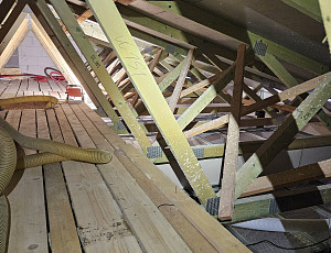 Zateplení stropu novostavby rodinného domu pomocí foukané izolace